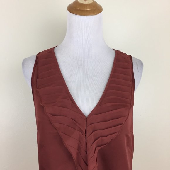 BEBE Hen/Brown Satin/Sateen Chiffon Pleats Ruffle V Neck Sleeveless Top - Picture 5 of 10
